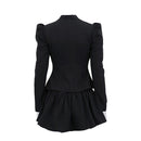 Grått tvådelat set med kjol, långa ärmar och fluga