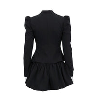 Grått tvådelat set med kjol, långa ärmar och fluga