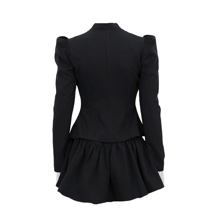 Grått tvådelat set med kjol, långa ärmar och fluga