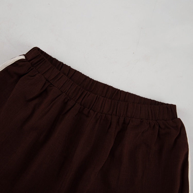 Tvådelat linneset, mörkbrunt, löst sittande, med utsvängda byxor