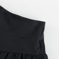 Grått tvådelat set med kjol, långa ärmar och fluga