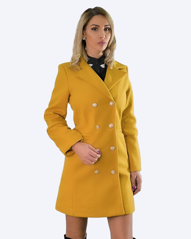 Lång gul kappa med halvkorta ärmar och två rader knappar