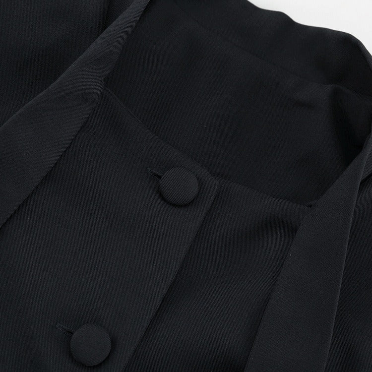 Grått tvådelat set med kjol, långa ärmar och fluga