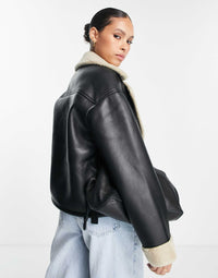 Svart Veya eko-läderjacka med knappar och v-ringning