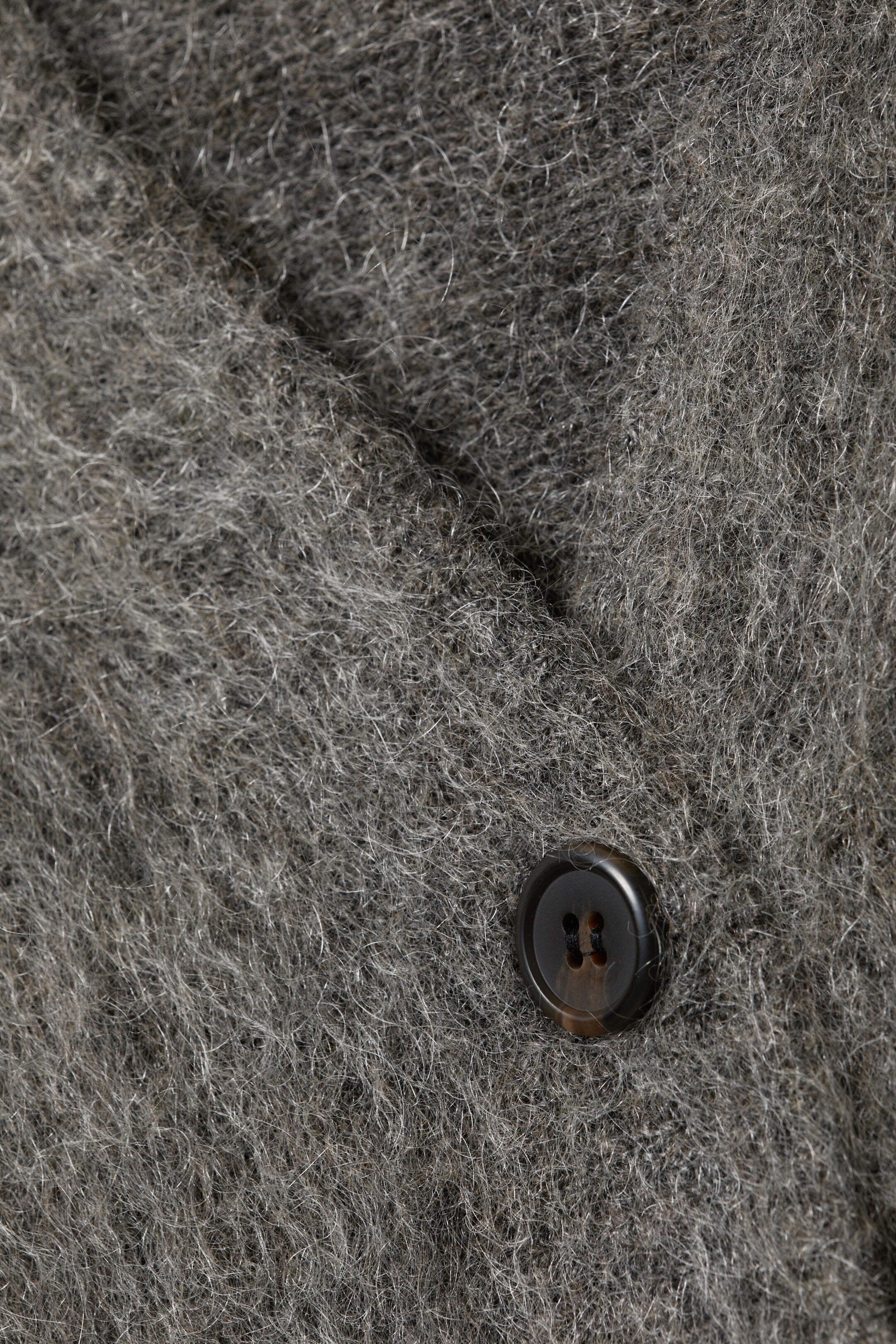 Kort stickad kofta med V-ringning, knappar, enkel rad med knappar