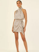 Vica-klänning med halterneck, ärmlös, knuten midja