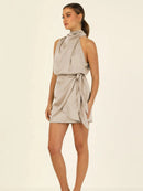 Vica-klänning med halterneck, ärmlös, knuten midja