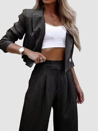 Elegant vitrandig kostym med kavaj och utsvängda byxor