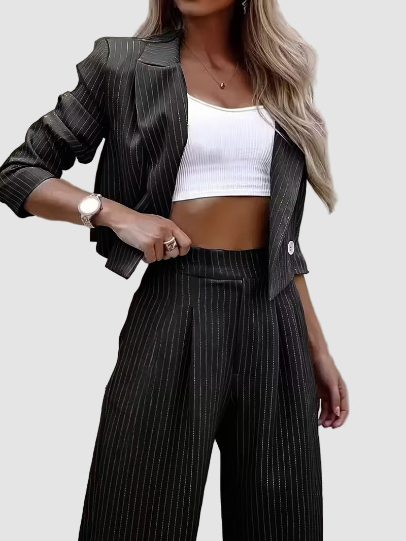 Elegant vitrandig kostym med kavaj och utsvängda byxor