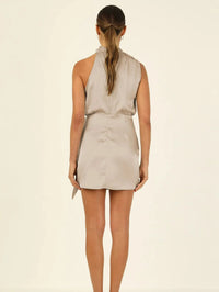 Vica-klänning med halterneck, ärmlös, knuten midja