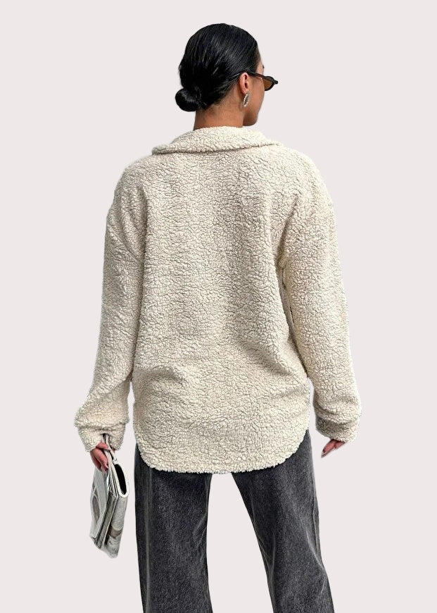 Vit jacka med slag och knappar