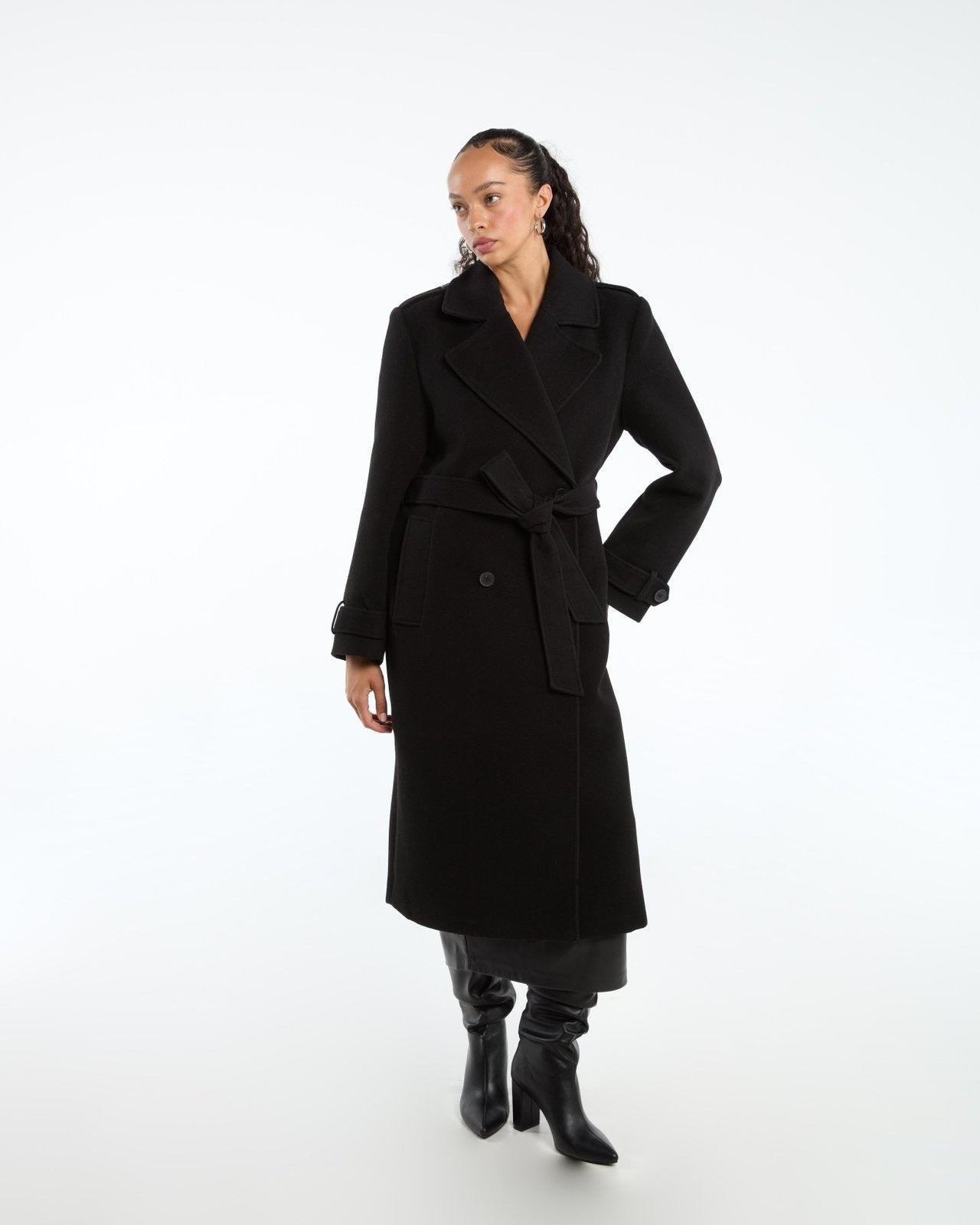 Byya lång svart kappa med knappar och skärp