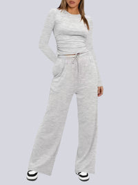 Tvådelad kostym med åtsittande kavaj och utsvängda byxor