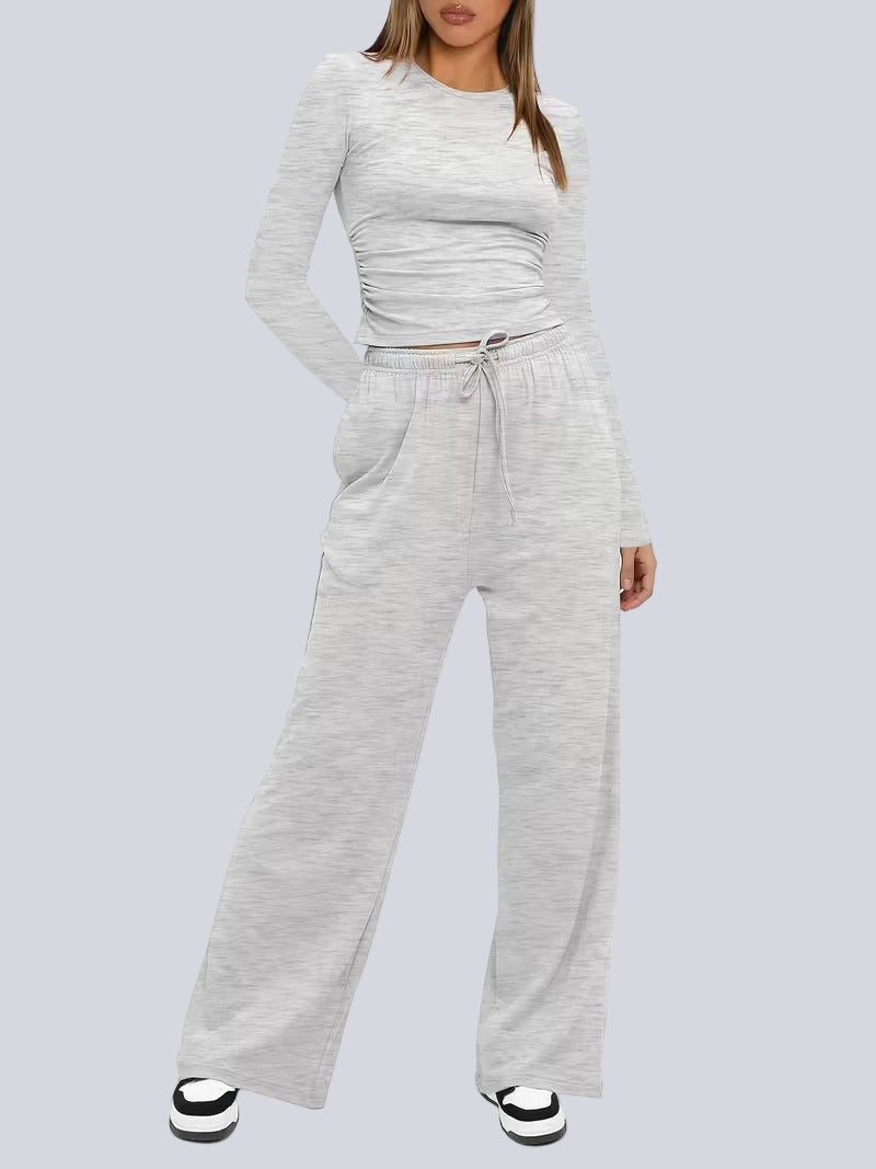 Tvådelad kostym med åtsittande kavaj och utsvängda byxor