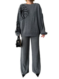 Tvådelad kostym med vida byxor och blommönster på blusen