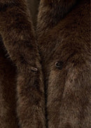 Brun jacka med slag i fuskpälseffekt