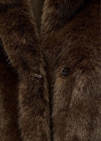 Brun jacka med slag i fuskpälseffekt