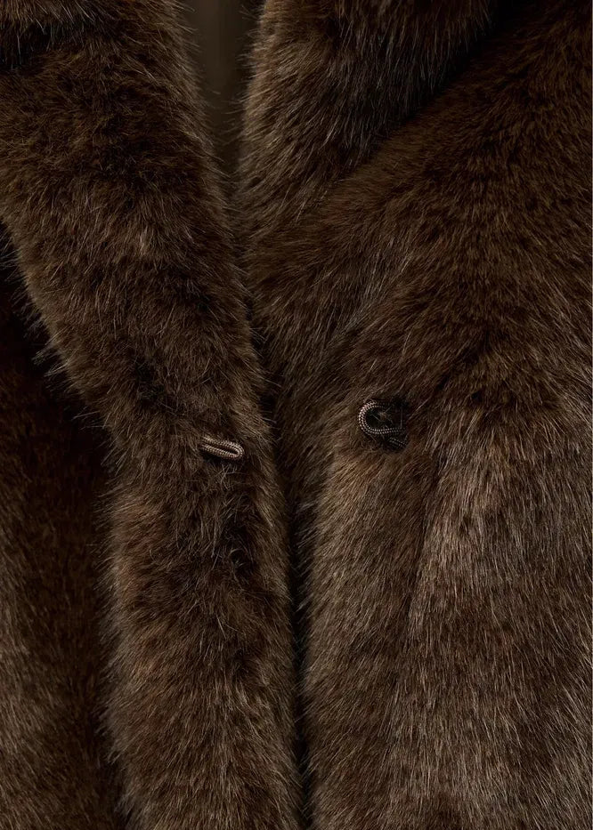Brun jacka med slag i fuskpälseffekt
