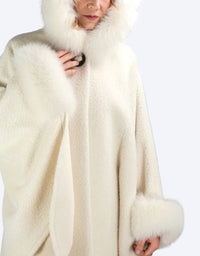 Vit kofta med kaninpälskrage, vida och långa ärmar
