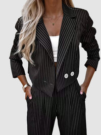 Elegant vitrandig kostym med kavaj och utsvängda byxor