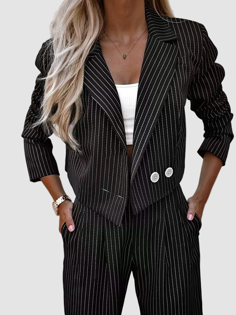 Elegant vitrandig kostym med kavaj och utsvängda byxor