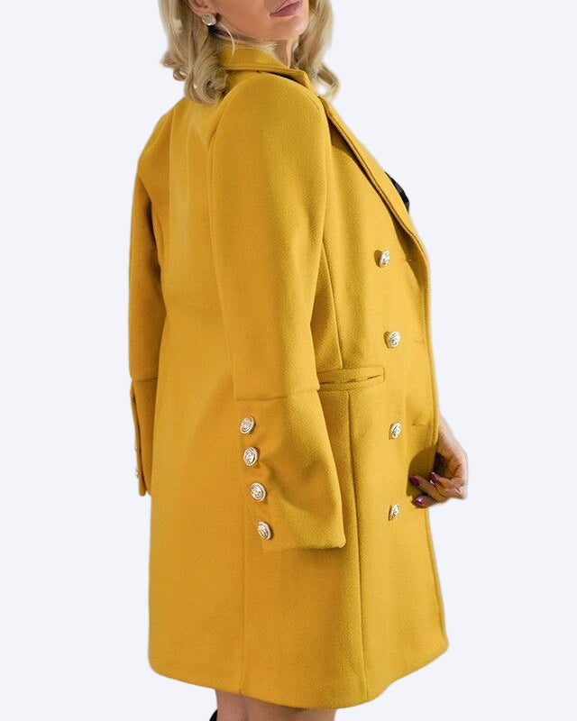 Lång gul kappa med halvkorta ärmar och två rader knappar