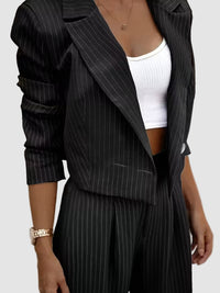 Elegant vitrandig kostym med kavaj och utsvängda byxor