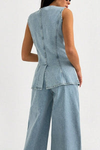 Denimkostym med knäppt väst och utsvängda byxor