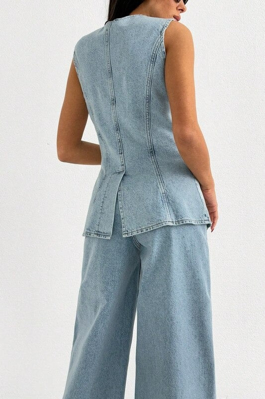 Denimkostym med knäppt väst och utsvängda byxor