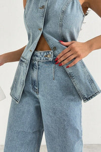 Denimkostym med knäppt väst och utsvängda byxor