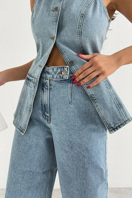 Denimkostym med knäppt väst och utsvängda byxor