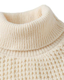 Stickad tröja med hög krage och långa ärmar