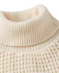 Stickad tröja med hög krage och långa ärmar