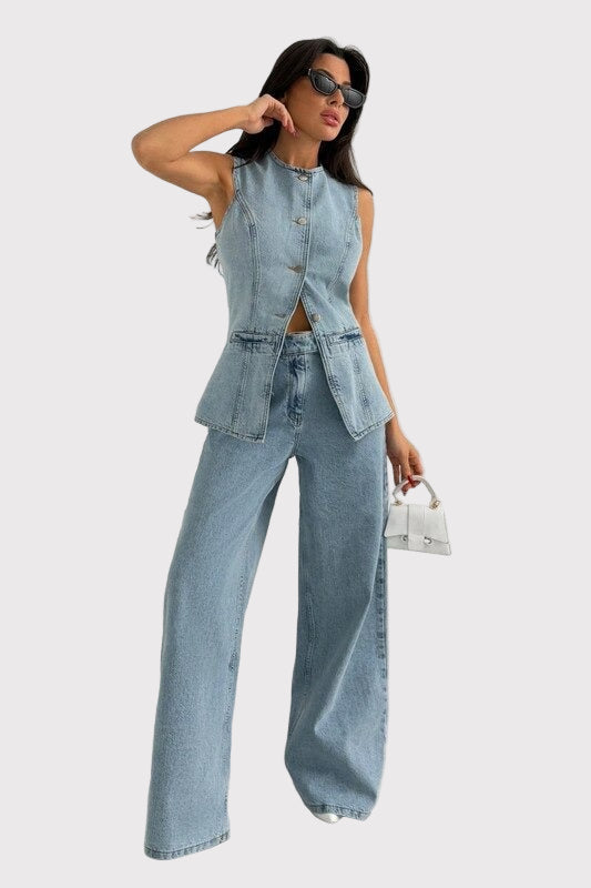 Denimkostym med knäppt väst och utsvängda byxor