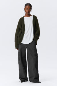 Kort stickad kofta med V-ringning, knappar, enkel rad med knappar