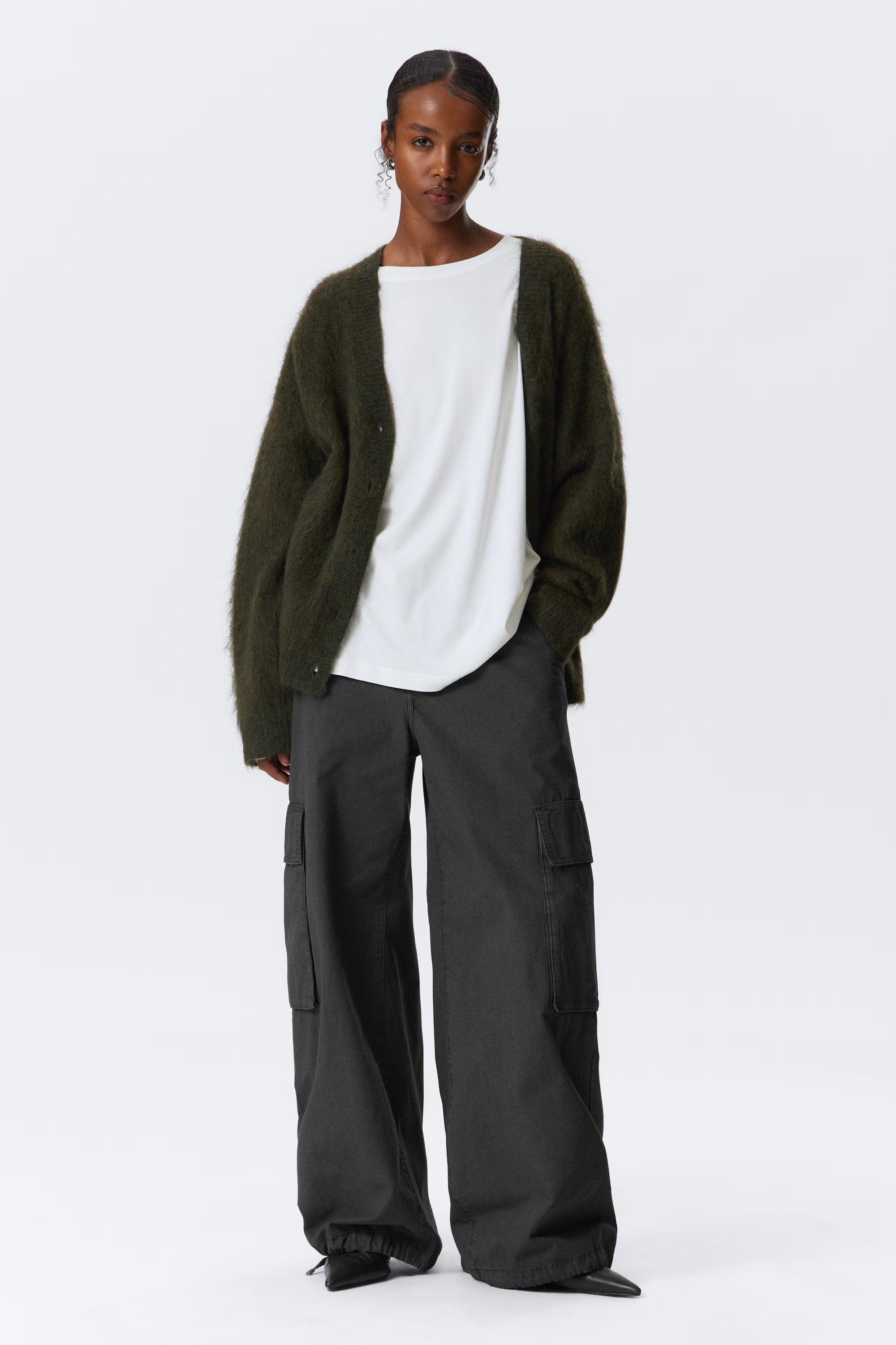 Kort stickad kofta med V-ringning, knappar, enkel rad med knappar