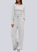 Tvådelad kostym med åtsittande kavaj och utsvängda byxor