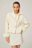 Alycee vit kashmirkappa med kaninpäls på ärmarna