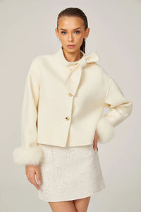 Alycee vit kashmirkappa med kaninpäls på ärmarna