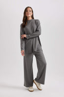 Elle Grå kostym med utsvängda byxor