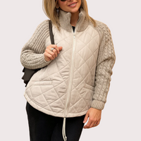 Bomullsjacka med hög krage, fickor och stickade ärmar