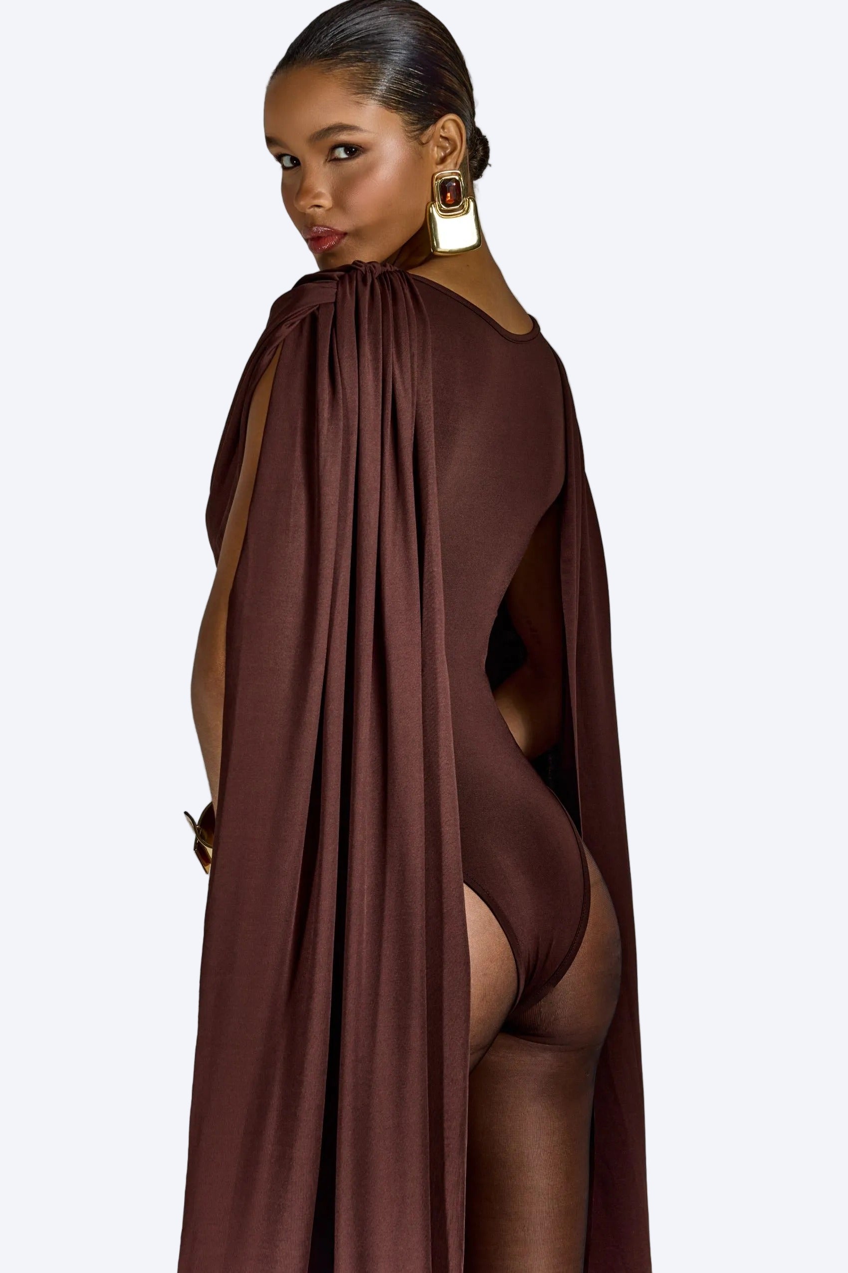 Viky brun jumpsuit med smal passform, lös krage och långa ärmar