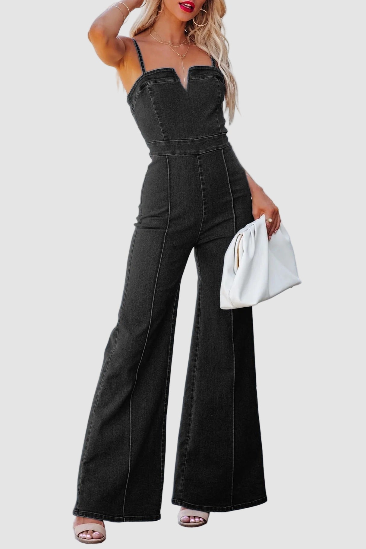 Ärmlös denimjumpsuit med V-ringning, utsvängda ben och dragkedja bak