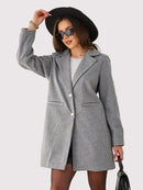 Grå jacka med knappar och fickor