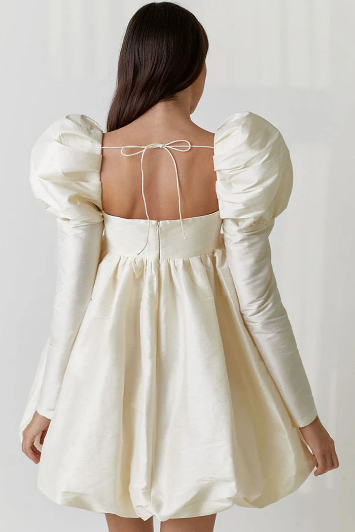 Beige satin miniklänning med puffärmar