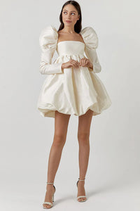 Beige satin miniklänning med puffärmar