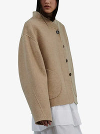 Vassy ullblandad kappa med knappar framtill