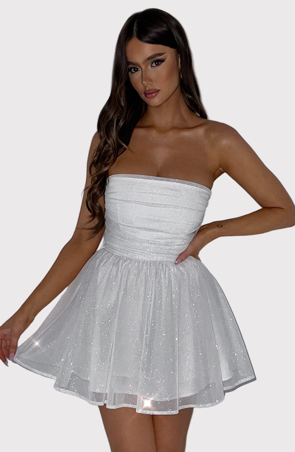 Vit Lora-klänning med spets och rosett baktill, rörformad modell, med nätsömmar