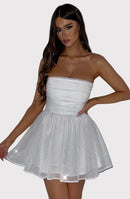 Vit Lora-klänning med spets och rosett baktill, rörformad modell, med nätsömmar