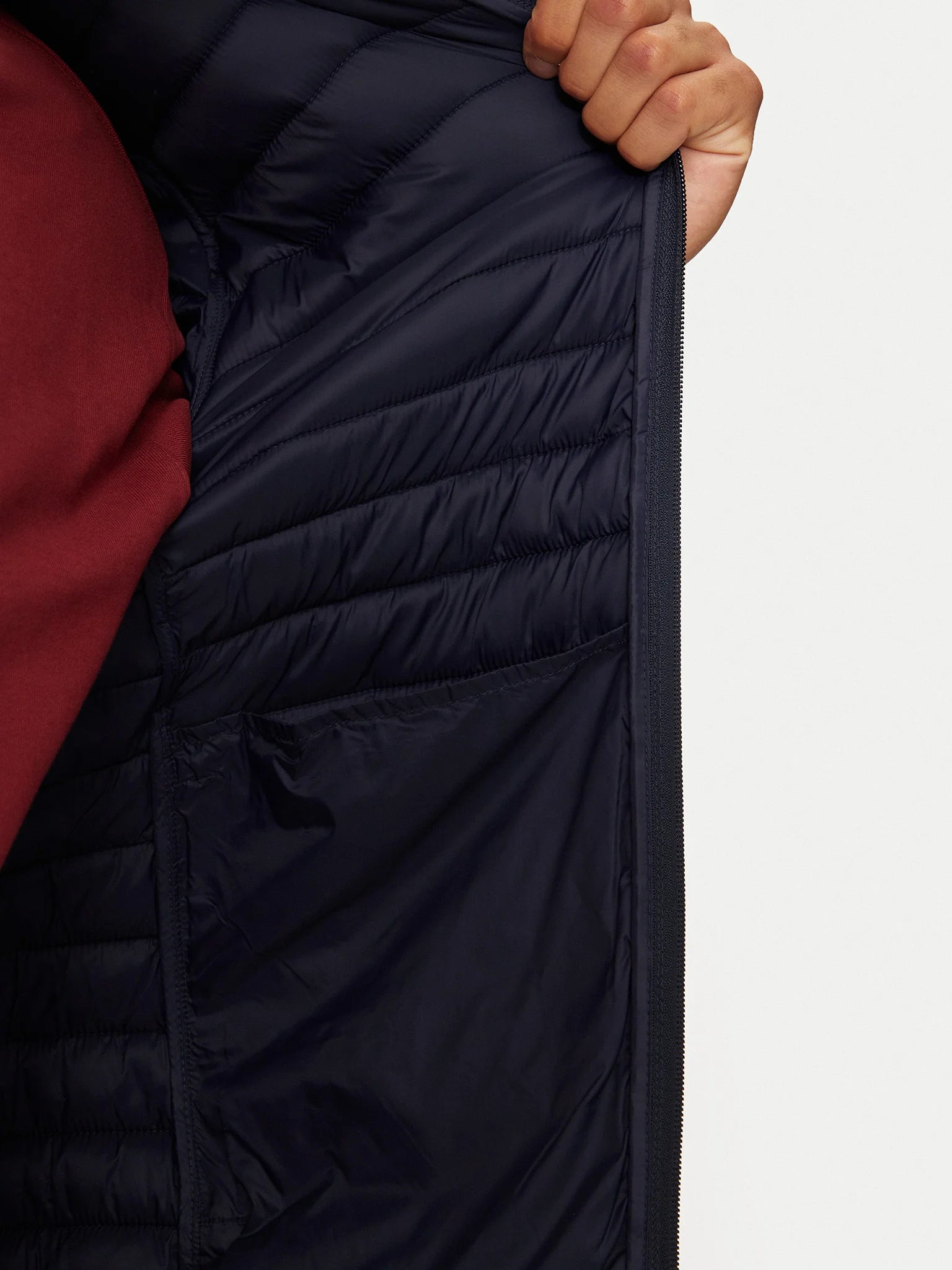 Blå huvad jacka med dragkedja och gåsdun